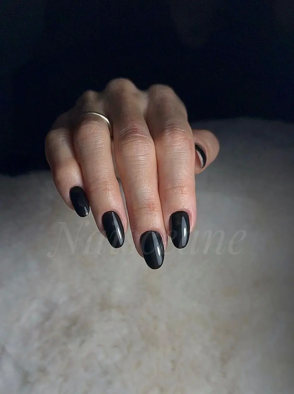 Pose gel all black – Naïsceane Onglerie Peyruis