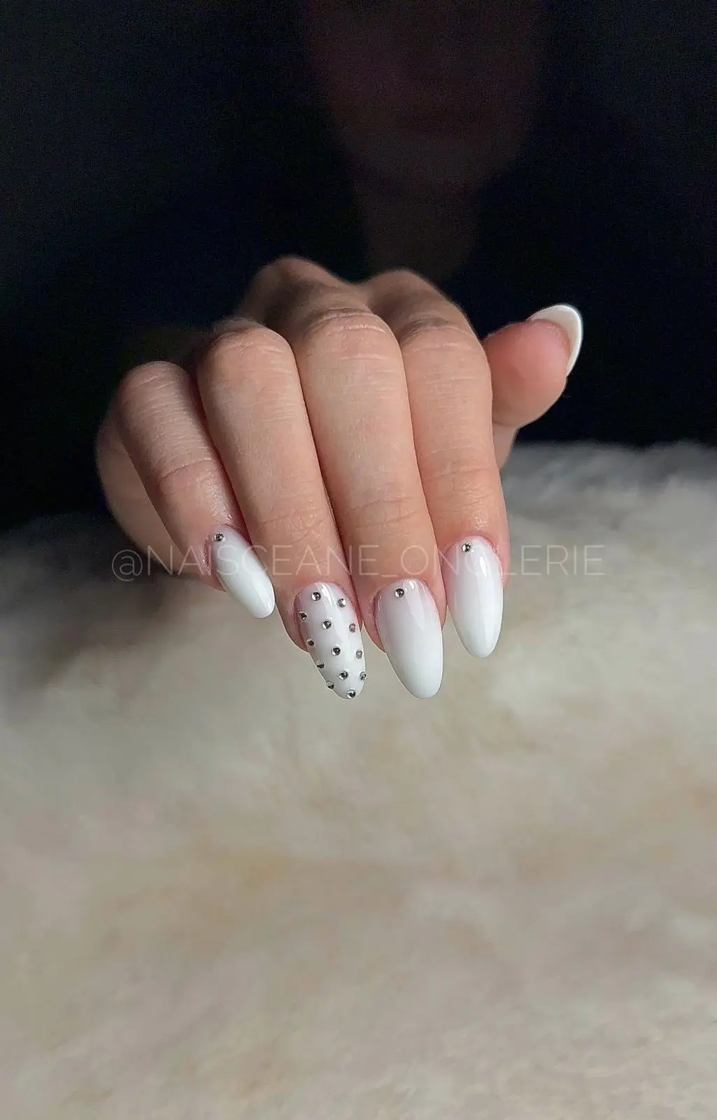 Pose gel blanc laiteux strass – Naïsceane Onglerie Peyruis