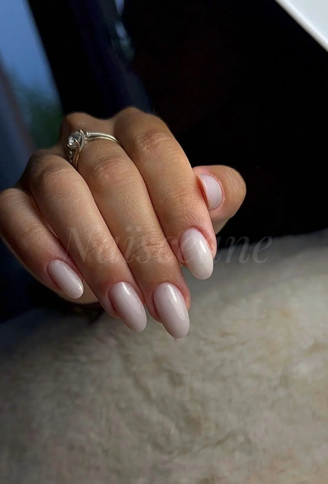 Pose gel milky finition paillettes – Naïsceane Onglerie Peyruis