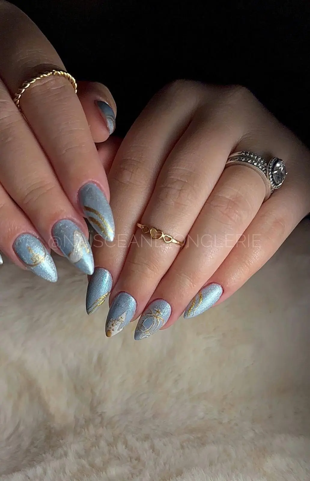 Pose gel bleu effet perle nail art – Naïsceane Onglerie Peyruis