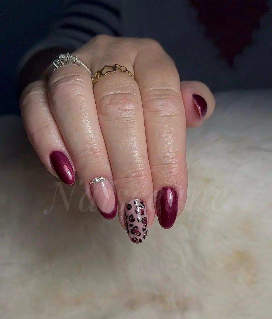 Pose gel bordeaux irisé léopard – Naïsceane Onglerie Peyruis