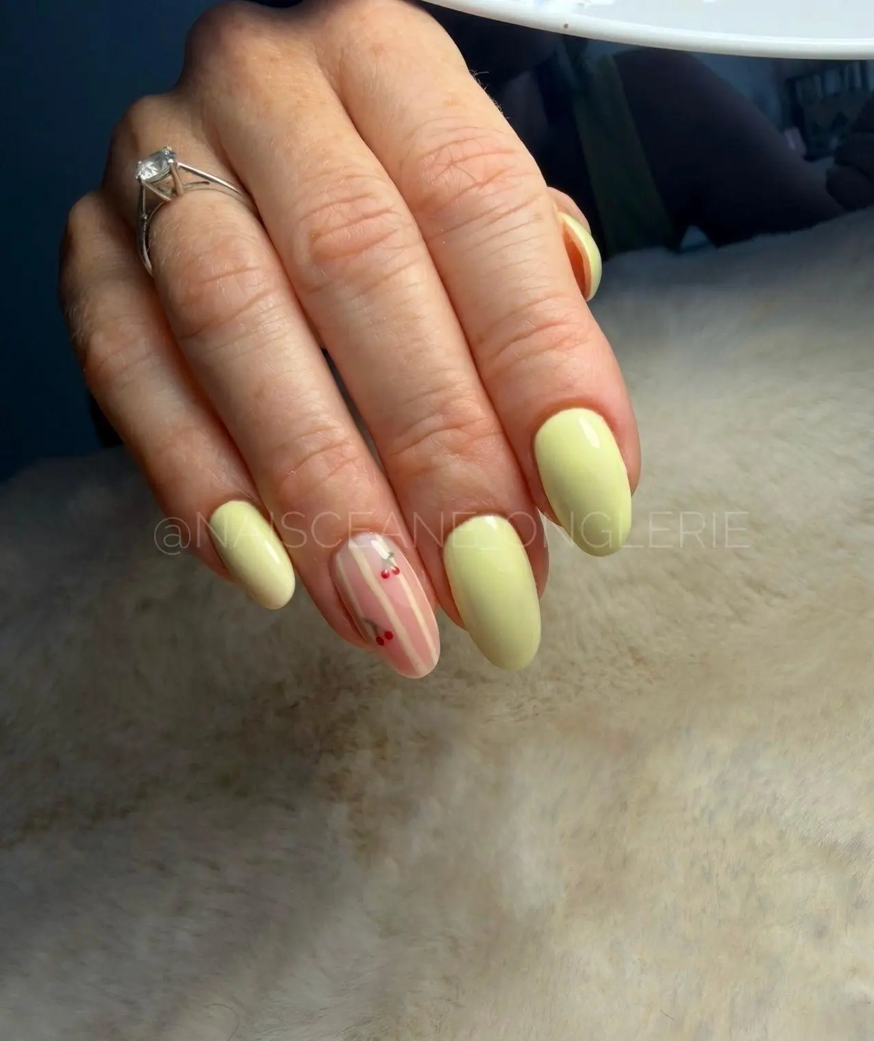 Pose gel jaune pastel nail art – Naïsceane Onglerie Peyruis
