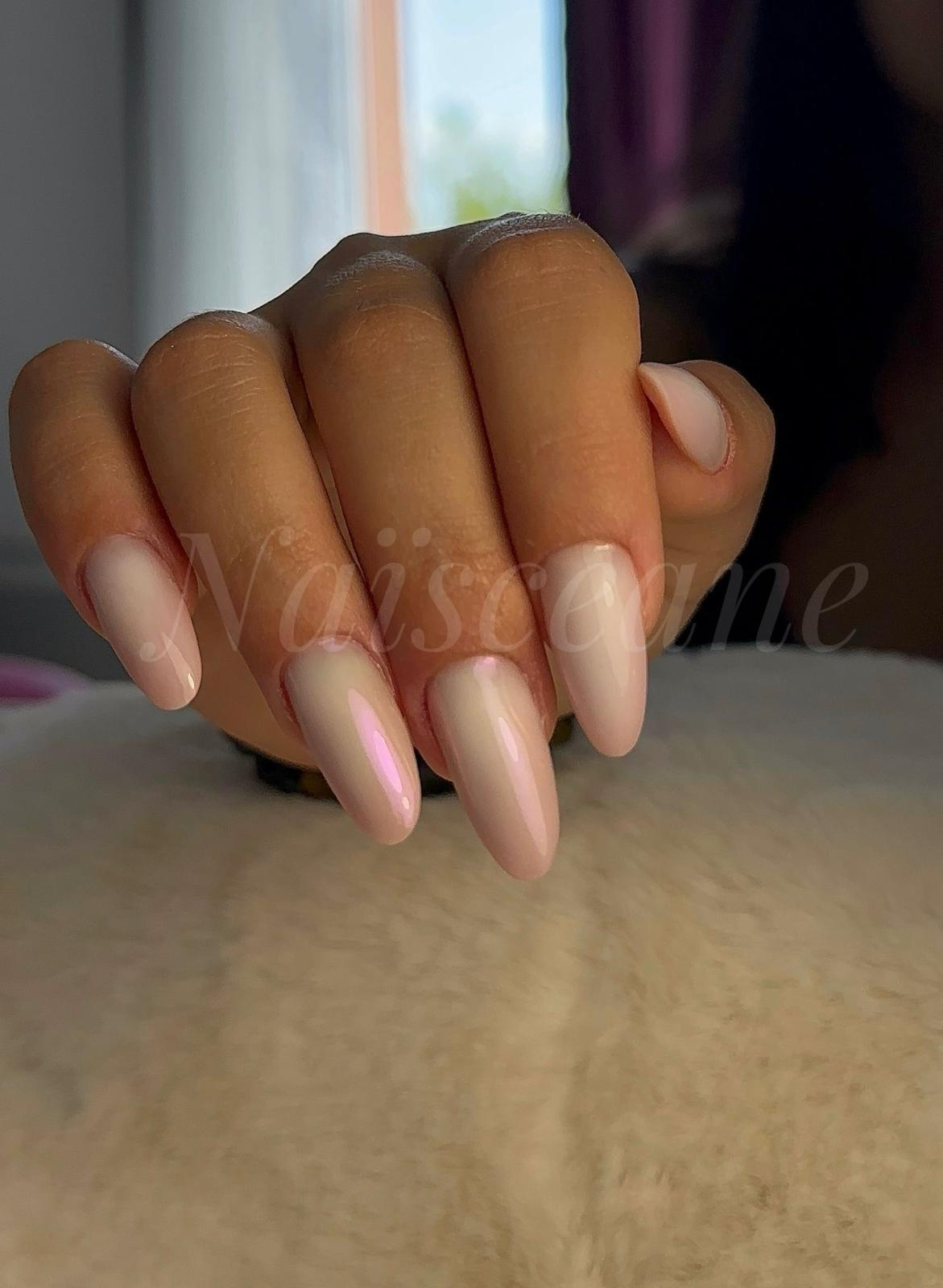 Pose gel milky effet boréal – Naïsceane Onglerie Peyruis